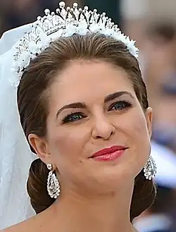 La princesa Magdalena lució la diadema fringe de la reina Silvia, como diadema, y los pendientes Vasa, cuando se casó en 2013.