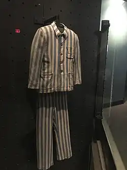 Este uniforme en exhibición fue usado por prisioneros en campos de concentración nazis.