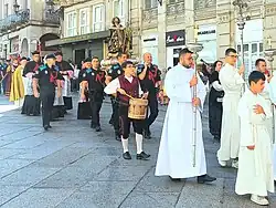 Miembros de la Policía Local portando en andas la imagen rumbo a la Iglesia de Santa Eufemia.