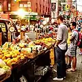 Puesto de verduras y frutas en Mulberry Street, 2012.