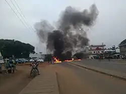 Barricadas hechas cuando los neumáticos se queman en las protestas