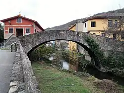 Puente Piedra sobre el río Villoria.