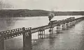Puente en 1933, con un tren mixto conformado por una locomotora a vapor, vagones de carga y coches de pasajeros.