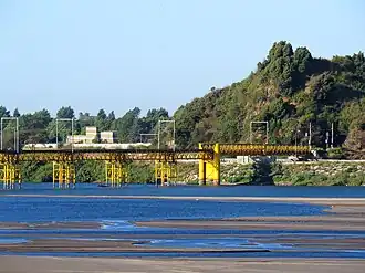 El puente a su llegada al cerro Chepe, en la ribera norte del río Biobío.