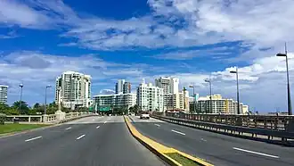 La avenida cruza por el puente Guillermo Esteves