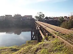 La villa 21-24 y el puente ferroviario, vistos desde el meandro