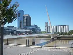 Destaquese la Torre desde el famoso Puente de la Mujer, febrero 2013.