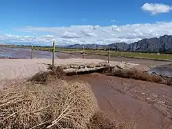 Puente improvisado en la ausencia de crecidas.