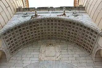 Arco interior con casetones