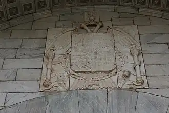 Escudo de Carlos V en la fachada exterior