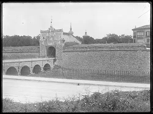 El portal y puente de acceso en una fotografía de Altadill