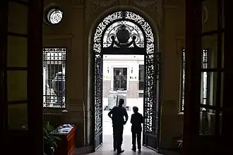 Puerta principal desde el interior.