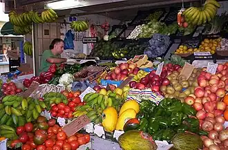 Puesto de frutas en el mercado.
