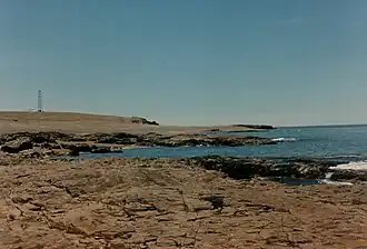 Vista de Punta Mercedes y Faro Campana desde el norte (foto tomada en enero de 1999).