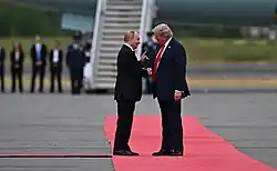 Putin y Trump se estrechan la mano en la alfombra roja