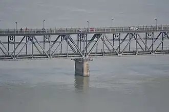 Detalle de una de las pilas y de la doble plataforma