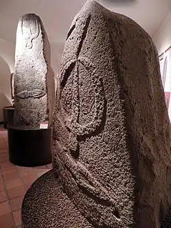 Estatuas-menhir de estilo Laconi en el museo del Palazzo Aymerich