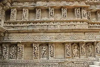 Muro con paneles escultóricos