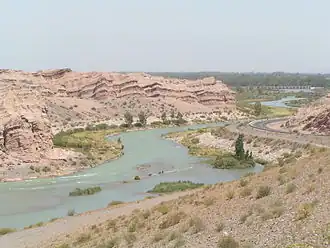 Vista del río San Juan (Argentina) y el paisaje árido circundante