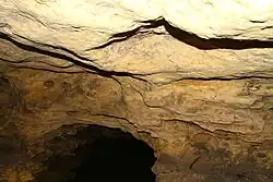 Vista del río subterráneo atravesando la cueva, esta corriente de agua es la culpable de la erosión de la caliza que dio lugar a la cueva