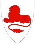 Escudo de armas de la municipalidad de Rødøy, Noruega, mostrando un león tendido de gules (1988)[8]​