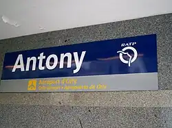 Cartel indicando el nombre de la estación.