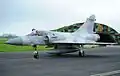 Un Mirage 2000 en pista.