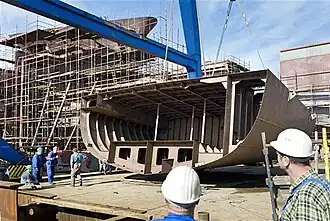 El Rainbow Warrior III en proceso de construcción. Buque insignia de Greenpeace.