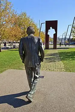 La puerta de los honorables. Monumento a Ramón Rubial, de Casto Solano