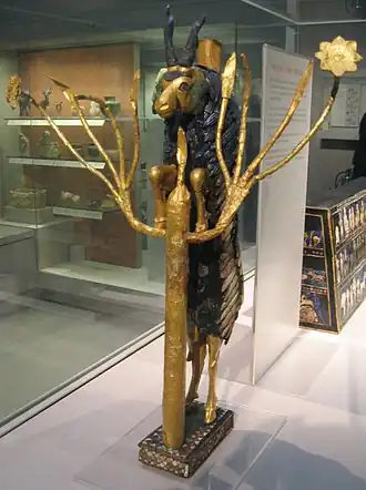 Cabra ramoneando un matorral, figura de oro, cobre, concha y lapislázuli, procedente de las tumbas reales de Ur (2600-2400 a. C.)[15]​