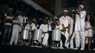 A medianoche, los tambores dejan de sonar brevemente y Raminho de Oxossí recita canciones y oraciones en memoria de los fallecidos y del sufrimiento de la esclavitud. Recife 2014.