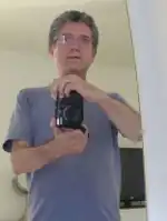 Autofoto de l'autor davant mirall