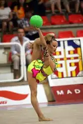 Raquel realizando un equilibrio attitude con la pelota en categoría alevín (2003).