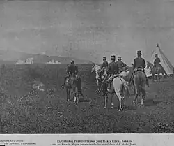 Otra fotografía de los ejercicios del 28 de junio de 1896. Esta muestra al general Reyna Barrios junto con los miembros de su Estado Mayor.[5]​