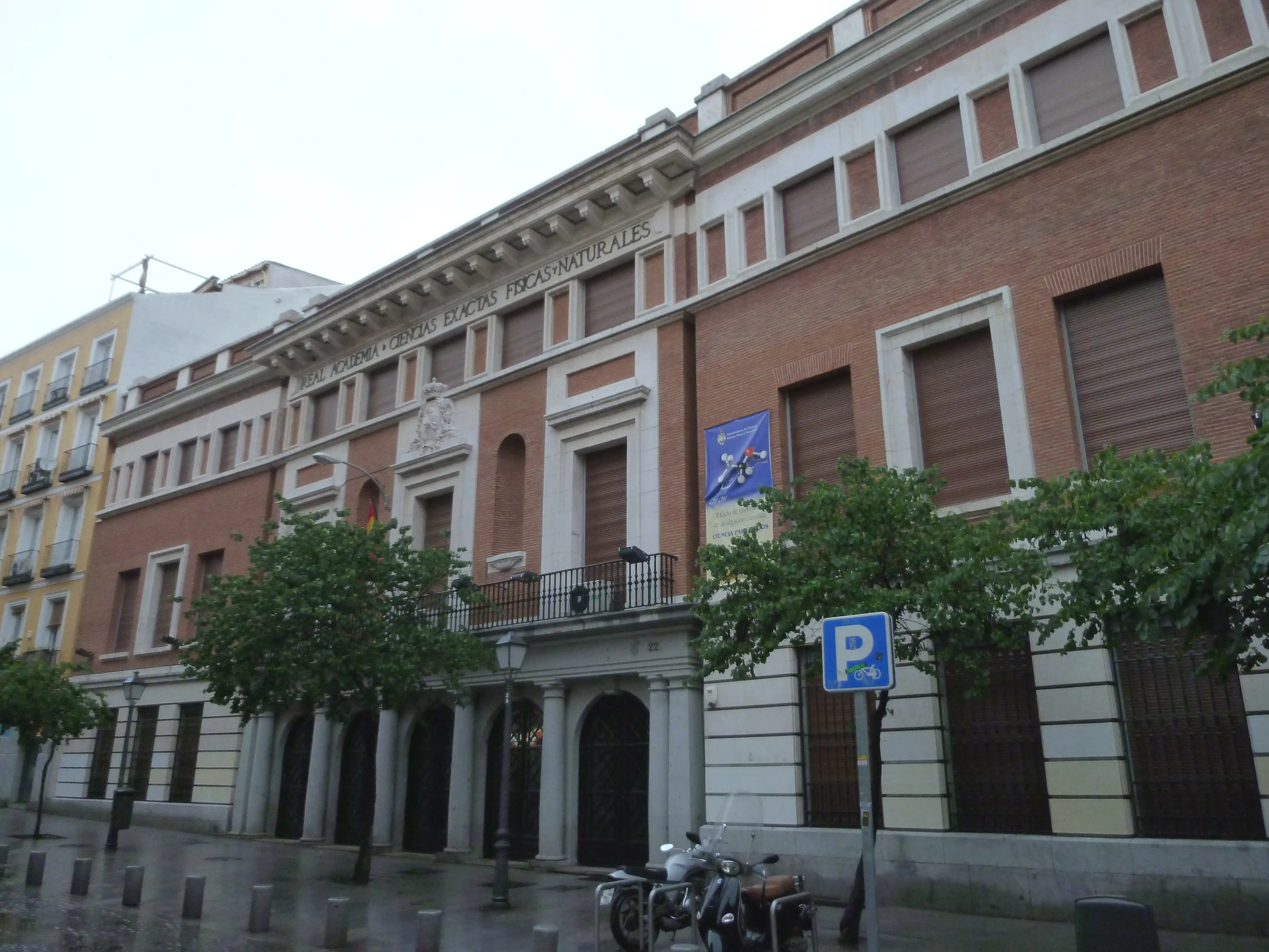Lugar donde estudió ciencias exactas Facultad de Ciencias de Madrid