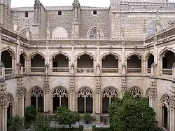Claustro de monasterio de San Juan de los Reyes (1476-1495), Toledo, obra de Juan Guas, formado por bóvedas de crucería sin clave central y en la galería del segundo piso, un arco conopial mixtilíneo.