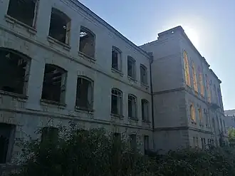 Vista lateral de la escuela