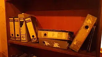 Biblioratos en la entrada al anexo