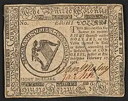 Billete de ocho dólares de 1776 con el nombre "Colonias Unidas" y la inscripción "OCHO DÓLARES. ESTE billete da derecho al portador a recibir OCHO DÓLARES españoles, o su valor en oro o plata, según la Resolución del Congreso, aprobada en Filadelfia el 17 de febrero de 1776."; Dentro de los bordes: "Moneda Continental" y "Las Colonias Unidas".; Dentro del círculo: "MAJORA. MINORIBUS. CONSONANTE".; Reverso: "OCHO DÓLARES. FILADELFIA: IMPRESO POR HALL & SELLERS. 1776."