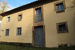 Casa rectoral, capilla y puente de Fierros