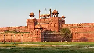 Puerta Lahori del fuerte rojo de Delhi, construido durante el cenit del imperio bajo Sha Jahan y residencia principal de los emperadores mogoles durante casi 200 años, hasta 1856[23]​