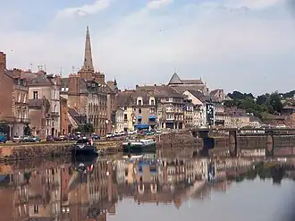 La ciudad de Redon a orillas del Vilaine, Bretaña, Francia