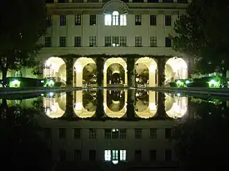 Instituto Beckman de Caltech, reflejado en el agua