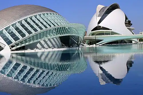 Piscina reflectora en la Ciudad de las Artes y las Ciencias (Valencia, España)