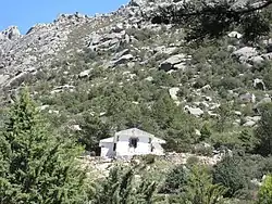 Refugio de La Pedriza que lleva el nombre de Giner de los Ríos desde su primera construcción en 1914.[42]​ Las excursiones en la naturaleza fueron uno de los recursos educativos innovadores de la Institución Libre de Enseñanza.