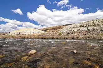 Montículo sur y parte del norte al lado del río Santa, vista hacia el suroeste.
