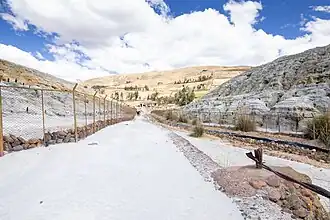 Pasaje entre montículos norte y sur, vista desde el este.