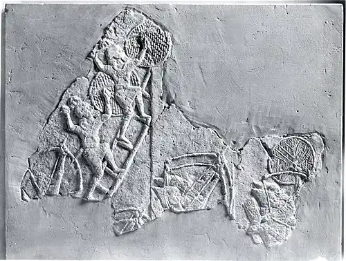 Tropas asirias asediando una ciudad,