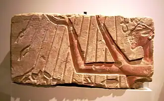 Ajenatón adorando al Atón. Ägyptisches Museum Berlin.