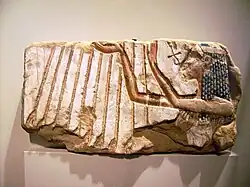 Talatat con Nefertiti adorando al Atón. Ägyptisches Museum Berlin.